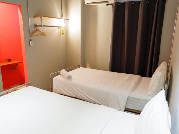 Bloo Hostel : photo 4 de la chambre chambre lits jumeaux avec salle de bains privative