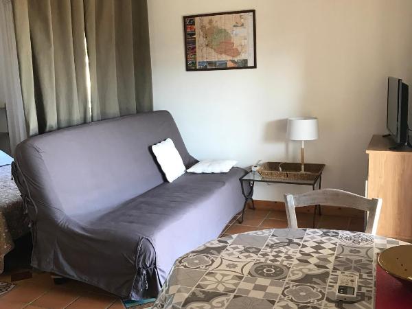 Chambres d'Hôtes et Gîtes Le Mas Mellou : photo 3 de la chambre studio avec terrasse