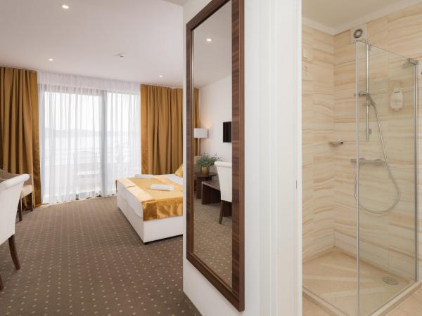 Hotel Perla : photo 6 de la chambre chambre double ou lits jumeaux confort avec balcon