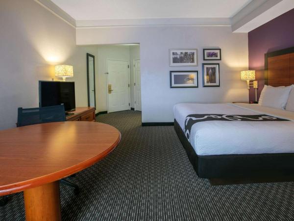 La Quinta by Wyndham Dallas North Central : photo 1 de la chambre chambre lit king-size deluxe accessible aux personnes à mobilité réduite - baignoire avec barres d’appui/non-fumeurs