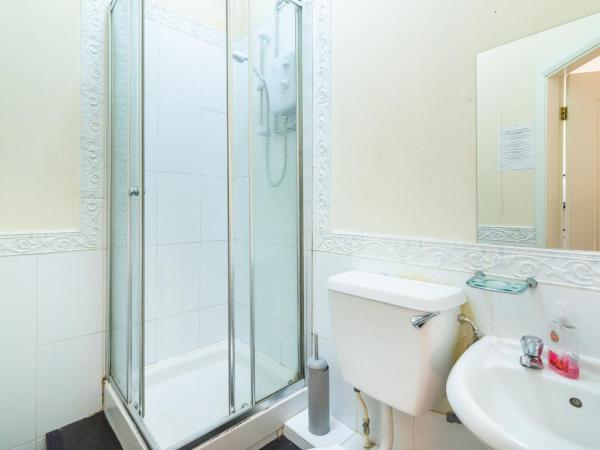 Old Trafford Stadium Hotel : photo 10 de la chambre chambre quadruple confort avec salle de bains privative