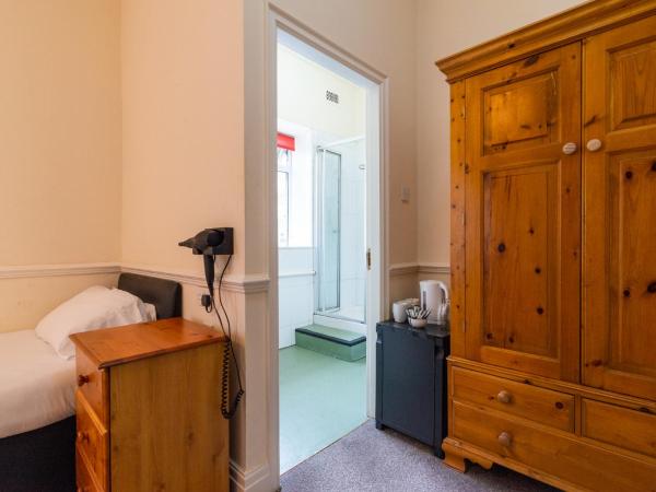 Old Trafford Stadium Hotel : photo 6 de la chambre chambre triple deluxe avec salle de bains privative