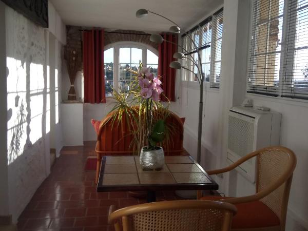 Chambres d'hôtes Les Terrasses du Soleil : photo 9 de la chambre chambre double ou lits jumeaux - vue partielle sur mer