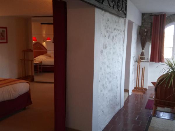 Chambres d'hôtes Les Terrasses du Soleil : photo 4 de la chambre chambre double ou lits jumeaux - vue partielle sur mer