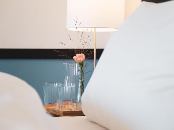 Pop Up Hotel Krone Zürich : photo 10 de la chambre chambre double avec salle de bains privative - vue sur rivière