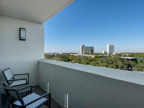 Holiday Inn Orlando - Disney Springs™ Area, an IHG Hotel : photo 1 de la chambre chambre lit king-size avec feu d’artifice disney