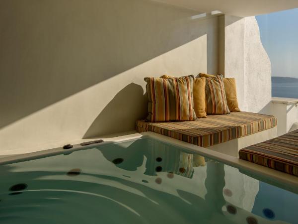 Nefeles Luxury Suites : photo 2 de la chambre suite senior avec jacuzzi - vue sur caldeira