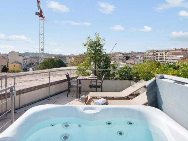 Résidence Pierre & Vacances Premium Port Prestige : photo 1 de la chambre appartement 1 chambre avec baignoire spa, climatisation et terrasse (4 personnes) - vue sur port