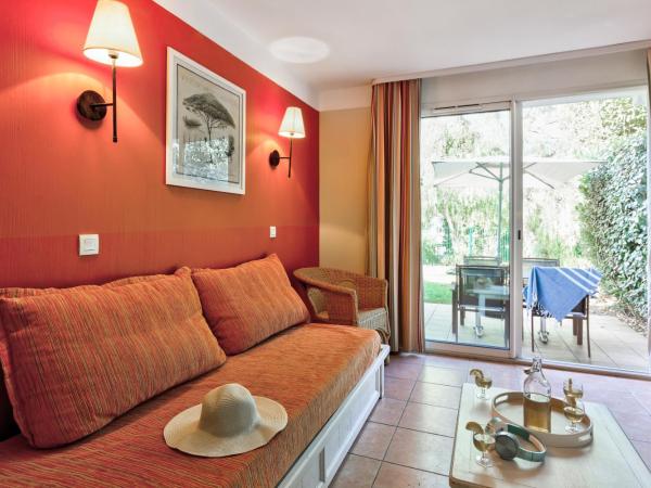 Résidence Pierre & Vacances le Hameau de la Pinède : photo 2 de la chambre maison duplex 2 chambres avec climatisation et terrasse (6 personnes)