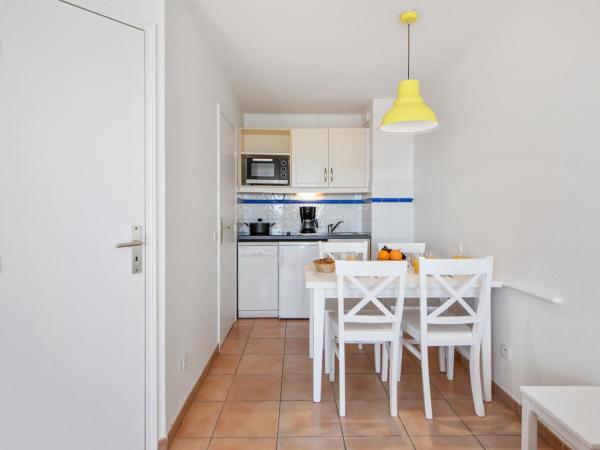 Résidence Pierre & Vacances Les Rivages Du Parc : photo 6 de la chambre studio avec coin couchage dans alcôve et balcon (4 personnes)