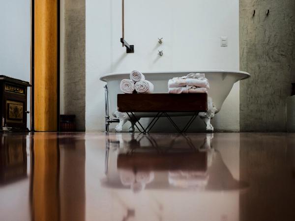 Hotel Los Amantes : photo 7 de la chambre suite lit king-size avec balcon