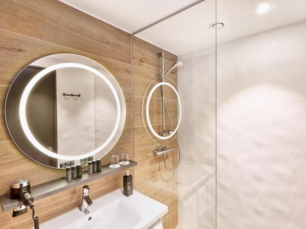 H2 Hotel Leipzig : photo 8 de la chambre chambre quadruple