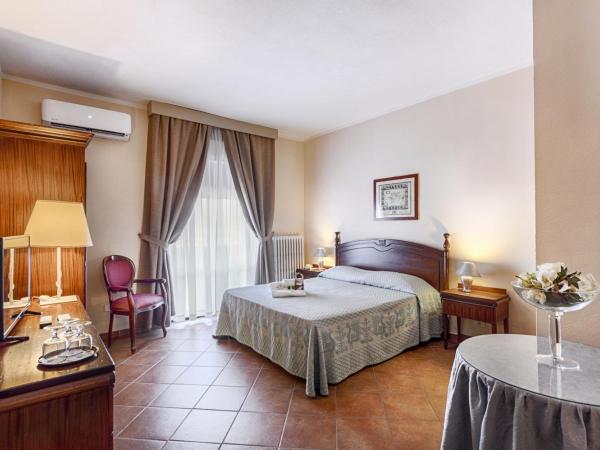 Colonna Palace Hotel Mediterraneo : photo 2 de la chambre chambre quadruple
