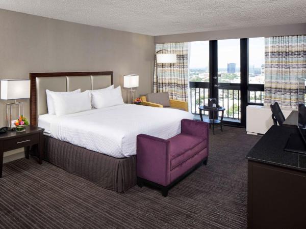 Crowne Plaza Atlanta - Midtown, an IHG Hotel : photo 5 de la chambre one-bedroom king suite with communications accessible roll-in shower