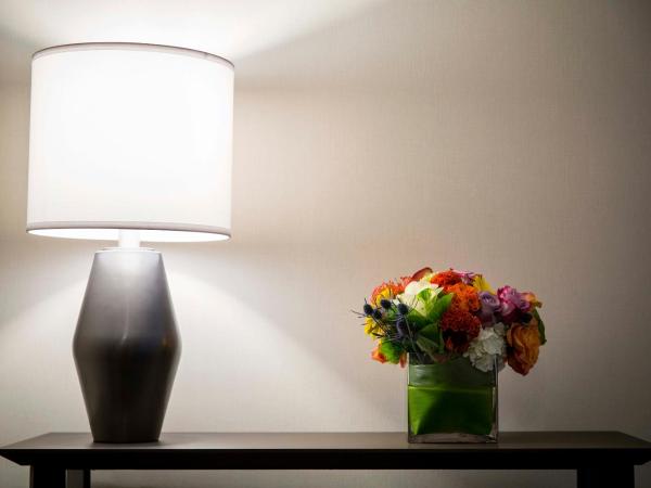 Crowne Plaza Atlanta - Midtown, an IHG Hotel : photo 2 de la chambre one-bedroom king suite with communications accessible roll-in shower