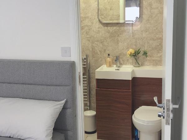 Flat 2 - Entire Modern Two Bedrooms home with en-suite & free parking close to QMC, City centre and Notts uni - Self check in : photo 4 de la chambre maison de vacances