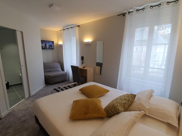Le Castelet : photo 1 de la chambre chambre lit king-size - vue sur jardin
