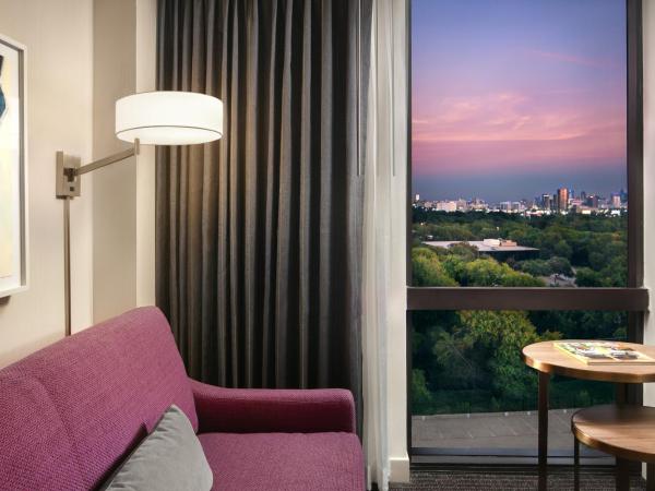 Crowne Plaza Dallas Love Field - Med Area, an IHG Hotel : photo 1 de la chambre chambre standard 2 lits queen-size - vue sur ville