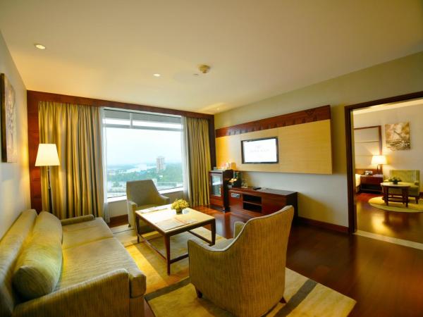 Crowne Plaza Kochi, an IHG Hotel : photo 8 de la chambre suite lit king-size club - accès au salon