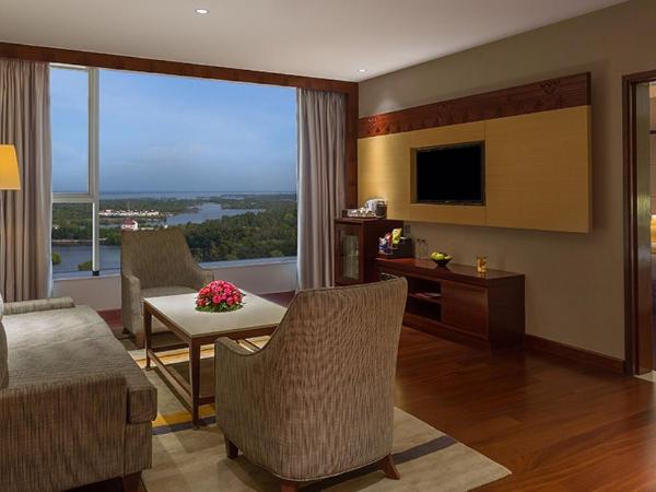 Crowne Plaza Kochi, an IHG Hotel : photo 10 de la chambre suite exécutive king-size - vue sur backwater - non-fumeurs