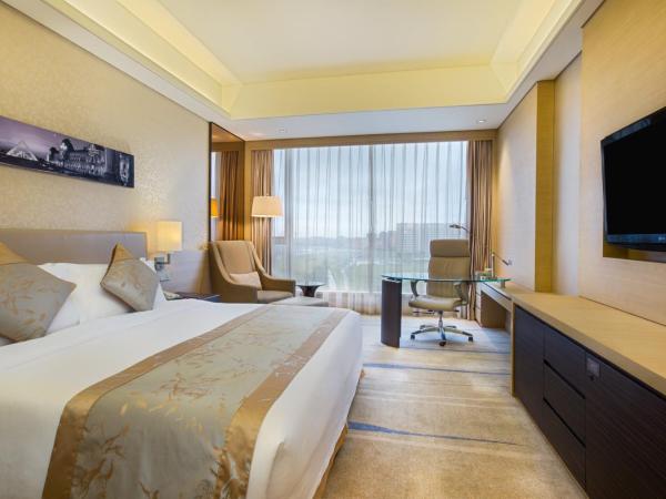 Crowne Plaza Guangzhou Huadu, an IHG Hotel - Free shuttle between hotel and Exhibition Center during Canton Fair & Exhibitor registration Counter : photo 3 de la chambre chambre king standard avec vue sur ville