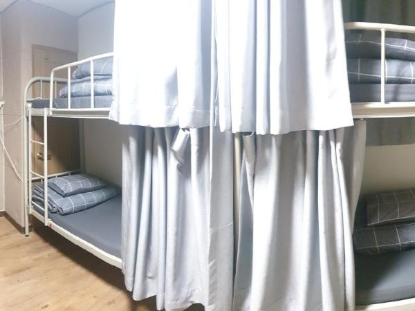 Take 1 Guesthouse Hongdae : photo 5 de la chambre lit dans dortoir pour femmes de 6 lits avec petit lit simple