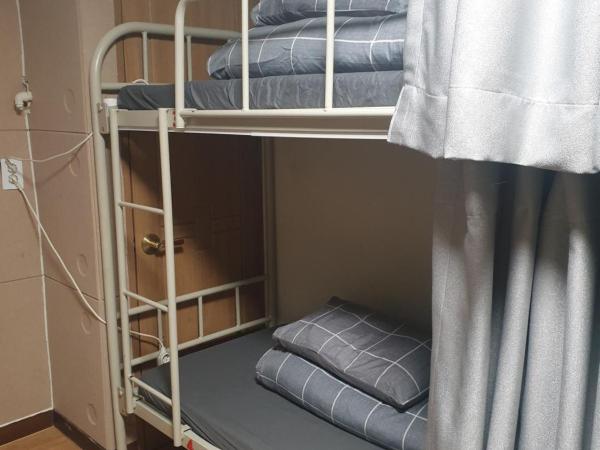 Take 1 Guesthouse Hongdae : photo 6 de la chambre lit dans dortoir pour femmes de 6 lits avec petit lit simple