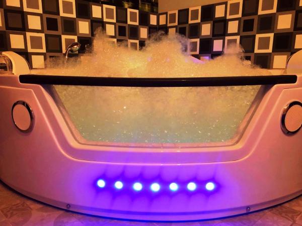 UNDERGROUND Jacuzzi Rooms : photo 9 de la chambre suite deluxe avec baignoire spa