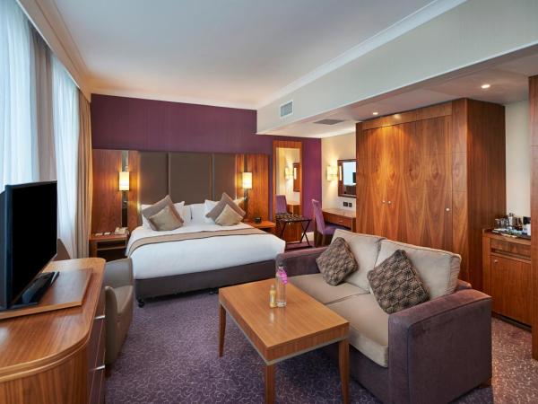 Crowne Plaza London Ealing, an IHG Hotel : photo 10 de la chambre suite junior lit king-size avec pièce à vivre