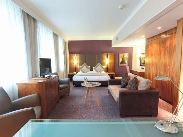 Crowne Plaza London Ealing, an IHG Hotel : photo 1 de la chambre suite junior lit king-size avec pièce à vivre
