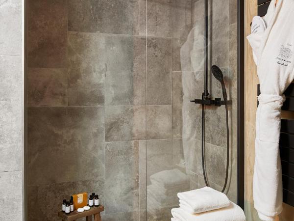 Ecrin Blanc Resort Courchevel - Aquapark : photo 4 de la chambre très grande suite avec accès au parc aquatique