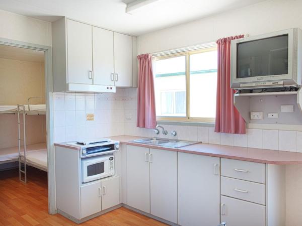 Discovery Parks - Adelaide Beachfront : photo 3 de la chambre standard 2-bedroom cabin - sleeps 6 (pet friendly)