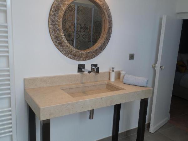 LA COUR CARREE - chambres d'hôtes : photo 1 de la chambre chambre double ou lits jumeaux