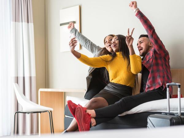 ibis Hotel Brussels Centre Gare du Midi : photo 10 de la chambre chambre triple avec 1 lit double et 1 lit simple