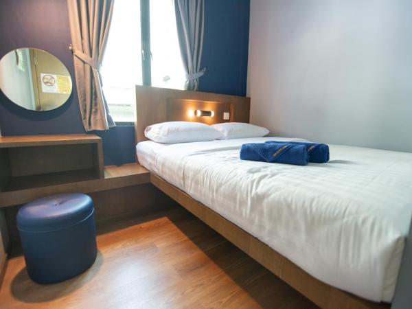 Homy Seafront Hostel : photo 4 de la chambre chambre lit queen-size avec salle de bains commune 