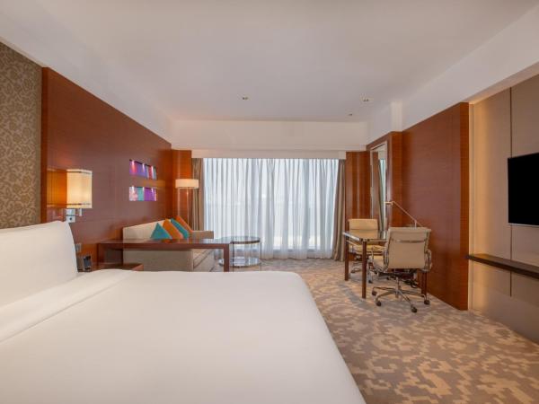 Crowne Plaza Macau, an IHG Hotel : photo 3 de la chambre premium king room with single sofa bed and sea view