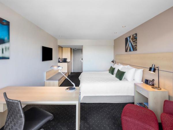 Crowne Plaza Queenstown, an IHG Hotel : photo 2 de la chambre chambre king standard avec balcon