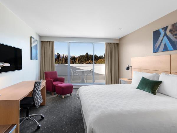 Crowne Plaza Queenstown, an IHG Hotel : photo 2 de la chambre hébergement lit king-size avec balcon - vue sur montagne - accessible aux personnes à mobilité réduite