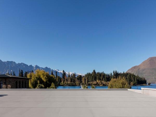 Crowne Plaza Queenstown, an IHG Hotel : photo 4 de la chambre hébergement lit king-size avec balcon - vue sur montagne - accessible aux personnes à mobilité réduite