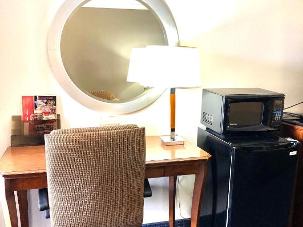 University Inn & Suites : photo 4 de la chambre chambre lit king-size