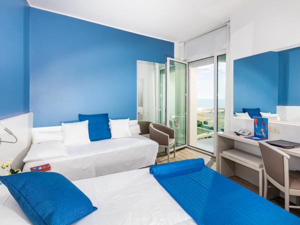 Majestic Beach Hotel & Wellness : photo 2 de la chambre chambre triple confort - vue latérale sur mer