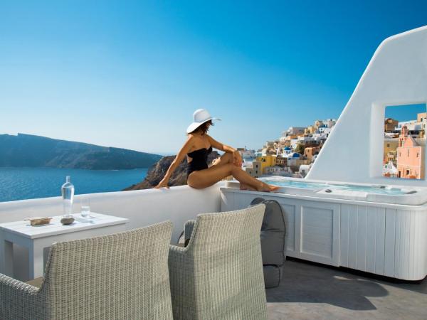 Aspaki by Art Maisons : photo 3 de la chambre suite lune de miel avec bain à remous - vue sur caldera