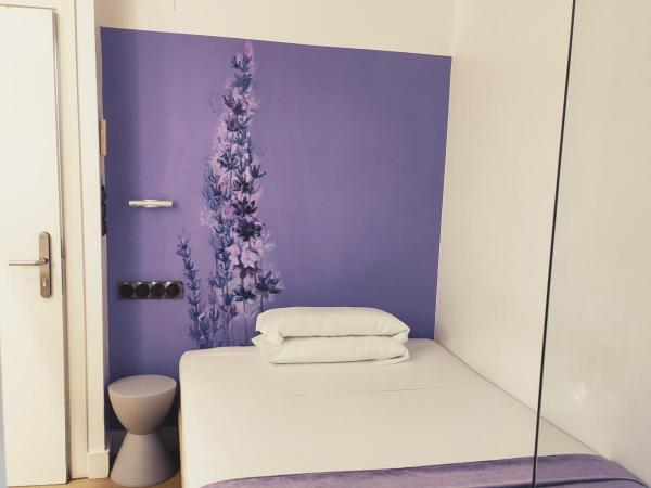 Hostal Santa Ana Colors : photo 3 de la chambre petite chambre double