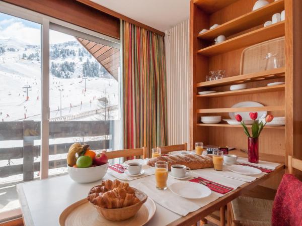 Résidence Pierre & Vacances Les Bleuets : photo 2 de la chambre studio avec couchage en alcôve (4 personnes) - côté sud