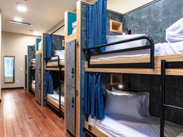 HI New Orleans Hostel : photo 1 de la chambre lit dans dortoir pour femmes de 6 lits