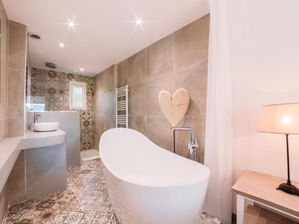 Hôtel Font Mourier : photo 4 de la chambre chambre double prestige avec baignoire et douche