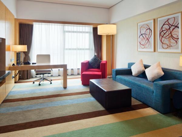 Crowne Plaza Tianjin Binhai, an IHG Hotel : photo 1 de la chambre junior king suite with lake view - lounge access