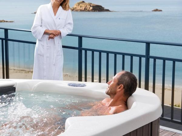 Hôtel Valdys Thalasso & Spa - la Baie : photo 3 de la chambre suite junior de luxe avec bain à remous - vue sur mer