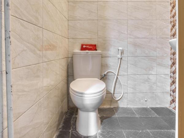 RedDoorz near Tomang 2 : photo 7 de la chambre chambre double Économique