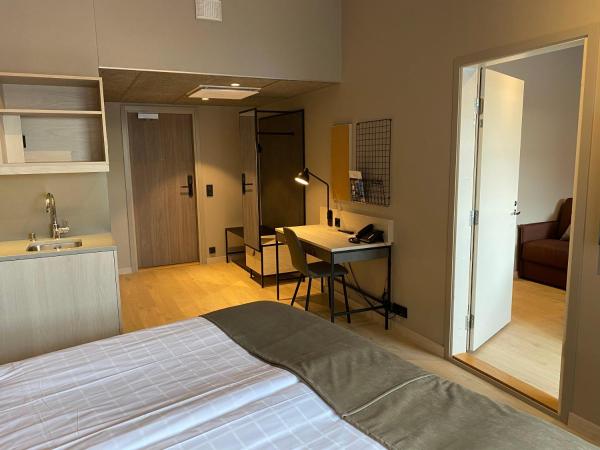 Skyline Airport Hotel : photo 10 de la chambre chambre familiale standard avec kitchenette (5 adultes)